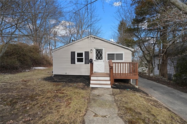 view of front of house featuring a front lawn