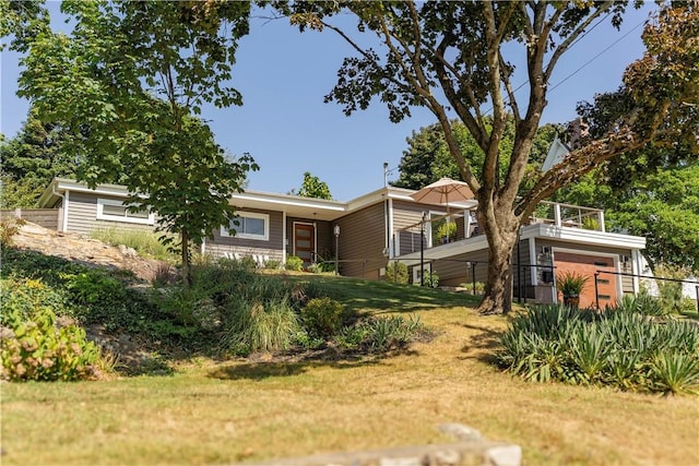 view of front of property featuring a front lawn