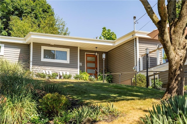 view of front of property featuring a front yard