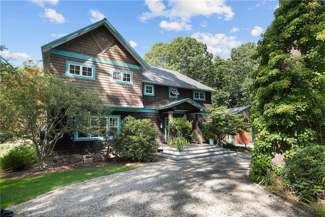 view of front of house featuring gravel driveway