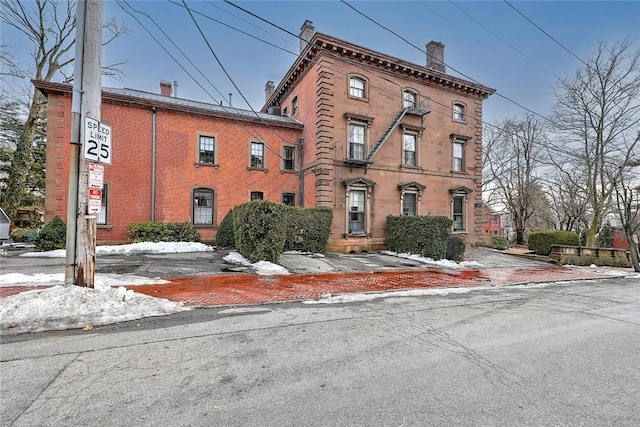 view of front facade featuring brick siding