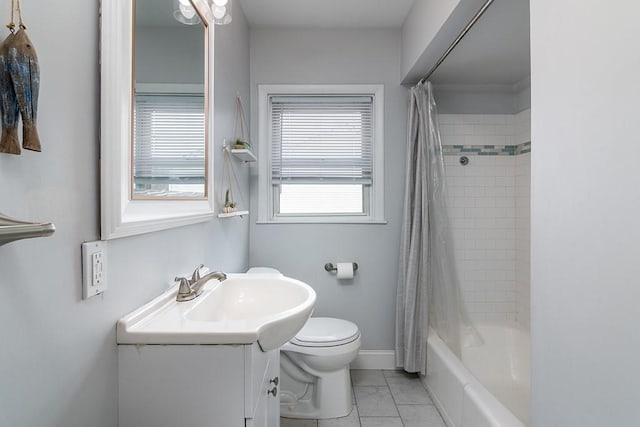 bathroom with baseboards, toilet, shower / bathtub combination with curtain, and vanity