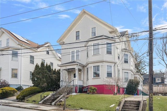 view of front facade featuring a front yard