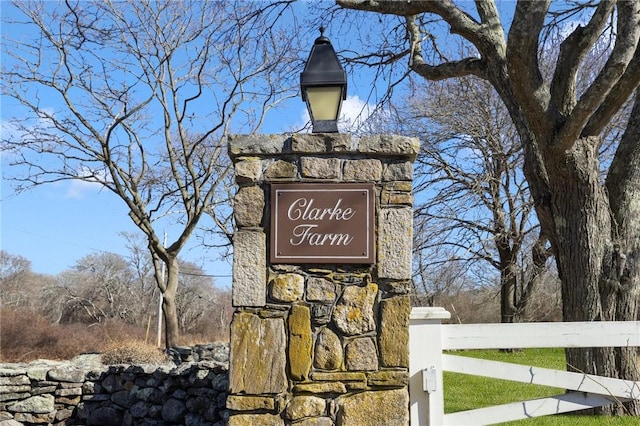 community / neighborhood sign with fence