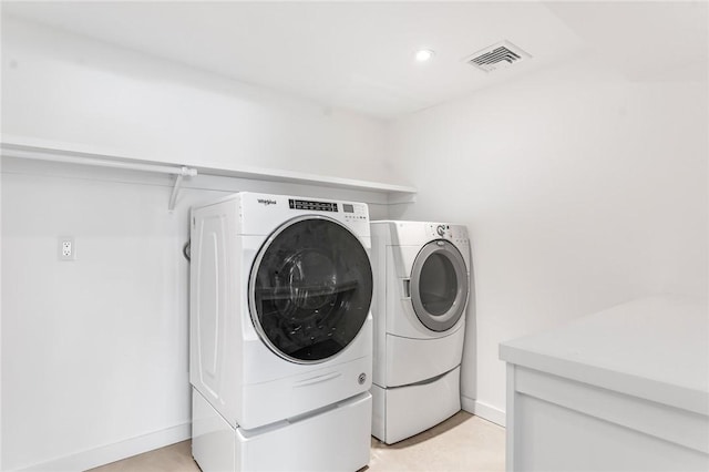 laundry room featuring laundry area, independent washer and dryer, visible vents, and baseboards