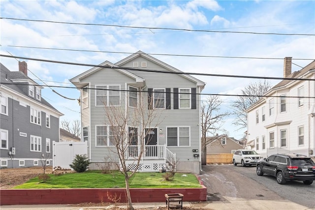 view of front of property featuring a front lawn and fence