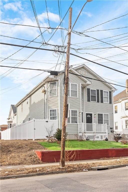 view of front facade featuring fence and a front lawn