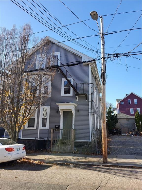 view of front of house featuring a fenced front yard