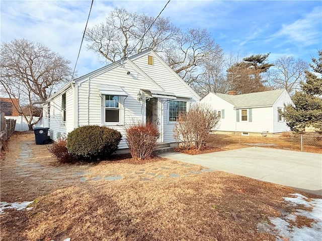 bungalow-style house featuring fence