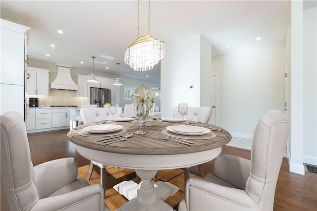 dining area featuring a notable chandelier, recessed lighting, visible vents, dark wood-type flooring, and baseboards