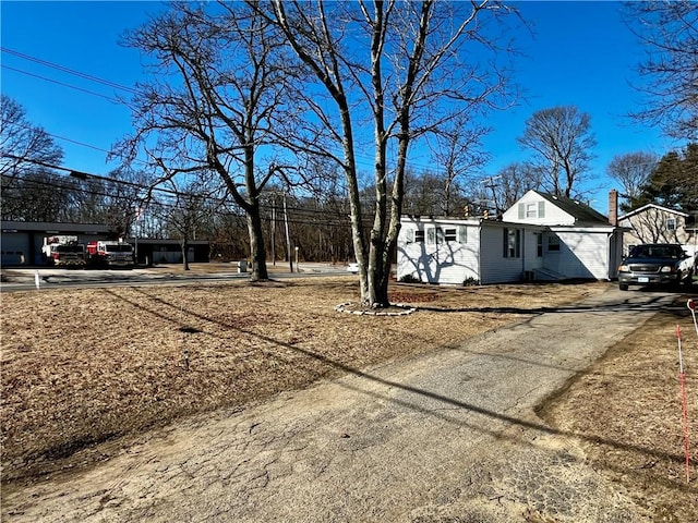 view of yard with driveway