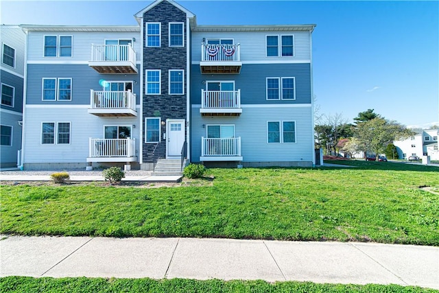 view of front facade featuring a front lawn