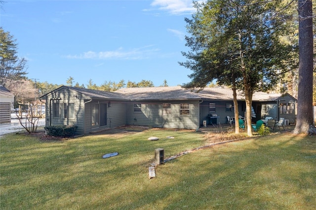 view of front facade with a front lawn