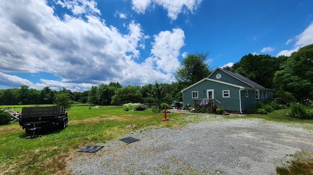 view of yard featuring driveway