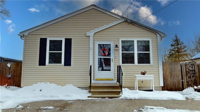 view of front facade with fence