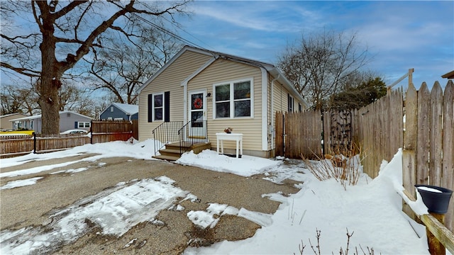 view of front of property featuring entry steps and fence