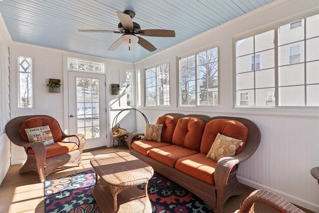 sunroom with ceiling fan