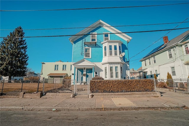 view of front facade featuring a fenced front yard