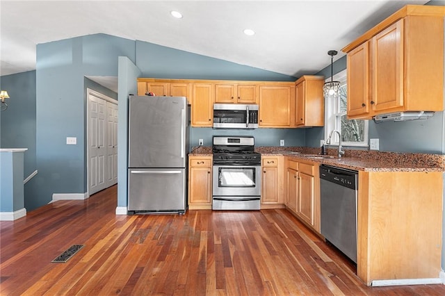 kitchen featuring visible vents, lofted ceiling, appliances with stainless steel finishes, dark wood-type flooring, and a sink