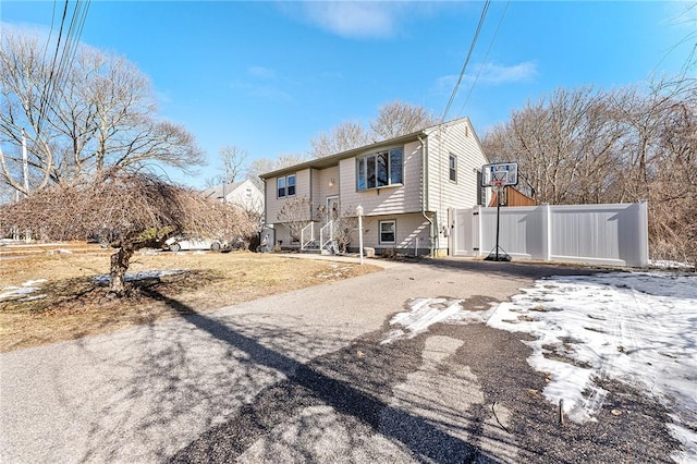 split foyer home featuring fence