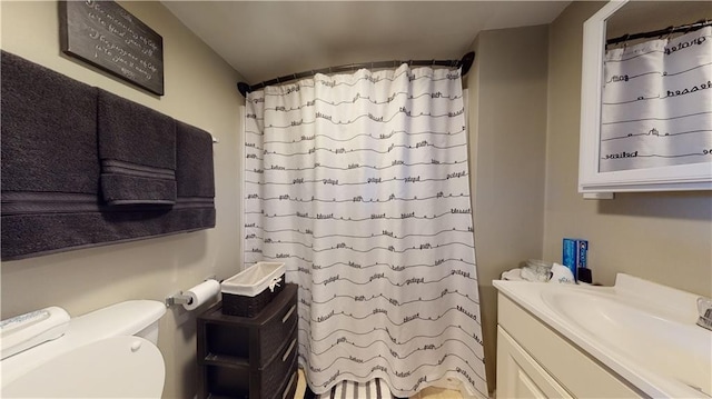 full bath with a shower with shower curtain, vanity, and toilet