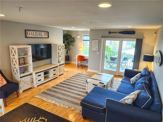 living area with visible vents, recessed lighting, light wood-style flooring, and baseboards