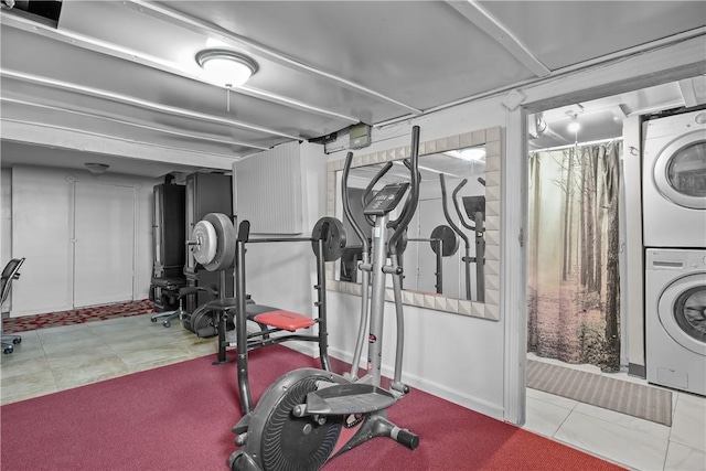 workout room with stacked washing maching and dryer