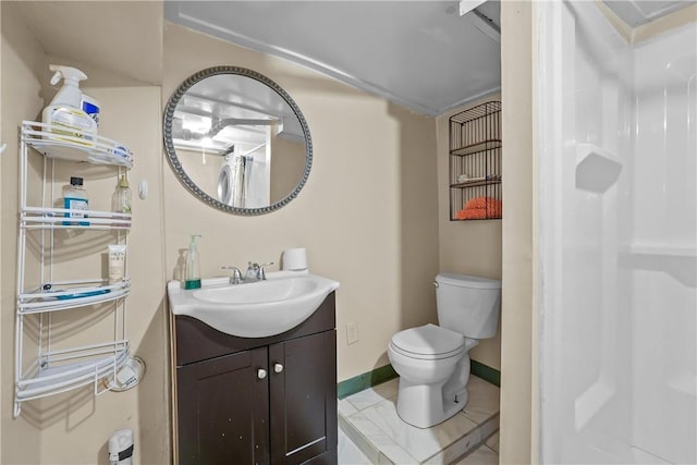 full bath featuring toilet, baseboards, a shower with shower curtain, and vanity