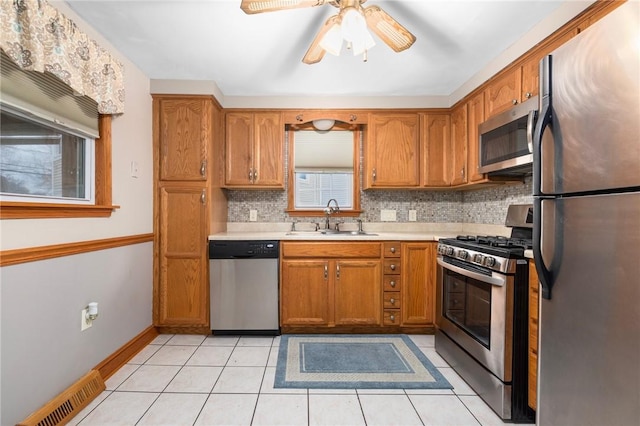 kitchen with visible vents, a sink, tasteful backsplash, appliances with stainless steel finishes, and light countertops