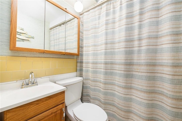 full bathroom featuring vanity, toilet, and a shower with curtain