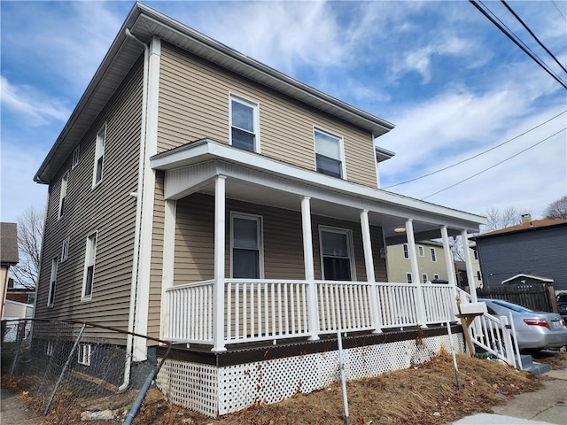 view of front facade with covered porch and fence