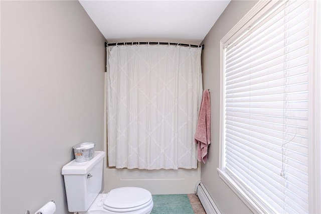 full bathroom with a wealth of natural light, toilet, and a shower with curtain