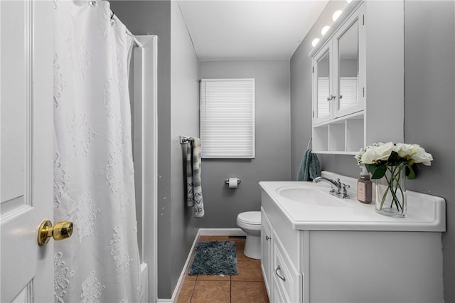 full bath with toilet, a shower with shower curtain, vanity, baseboards, and tile patterned floors