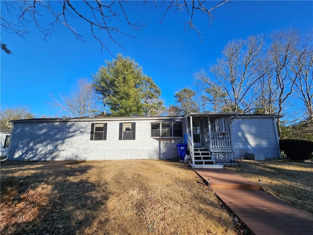 manufactured / mobile home with a front yard