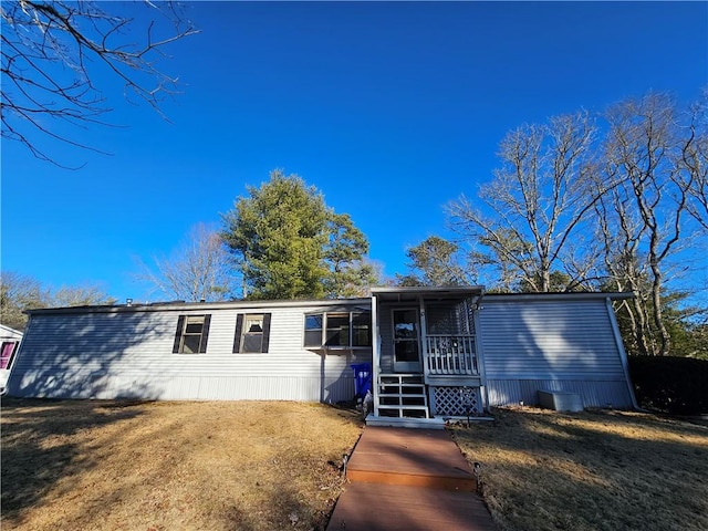 manufactured / mobile home with a front yard