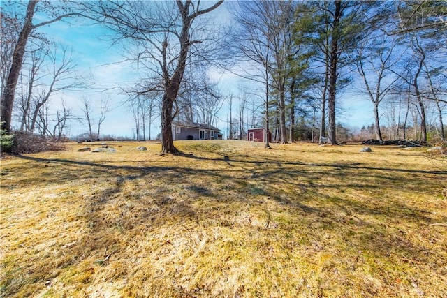 view of yard featuring an outbuilding