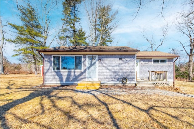 view of front of property featuring a front lawn