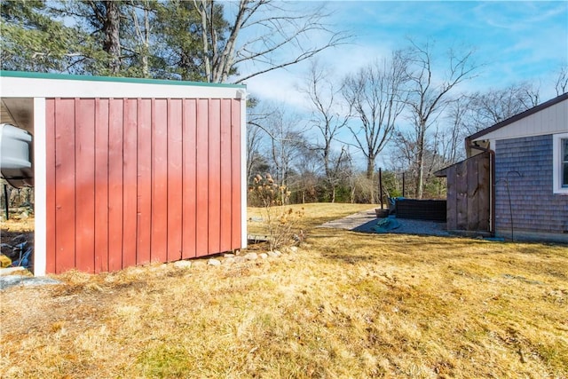 view of yard featuring an outdoor structure