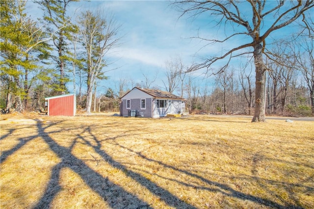 view of yard featuring an outbuilding