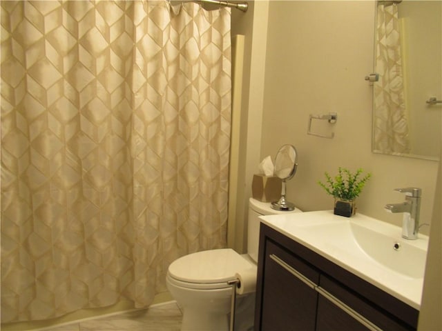 full bath featuring toilet, a shower with curtain, and vanity