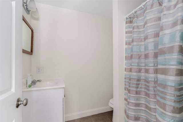 bathroom with baseboards, a shower with shower curtain, toilet, tile patterned flooring, and vanity