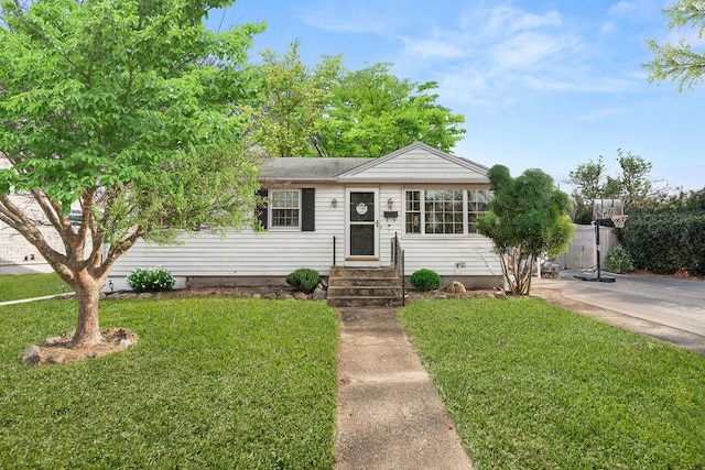 view of front facade featuring a front yard and entry steps