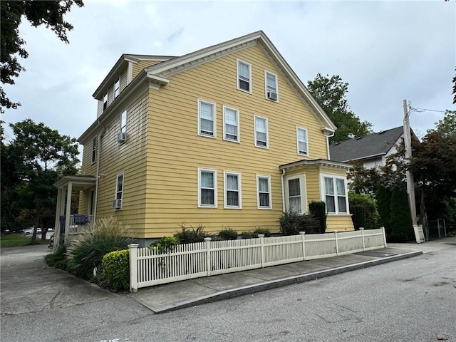 view of front facade featuring a fenced front yard