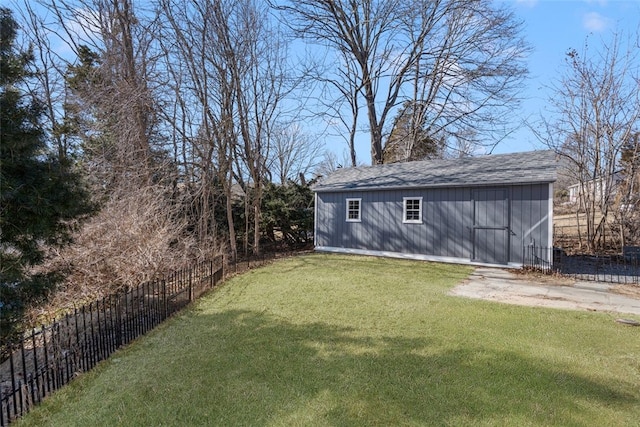 view of yard featuring fence and an outbuilding