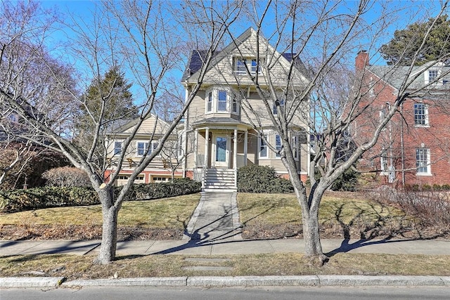 view of front of property featuring a front lawn