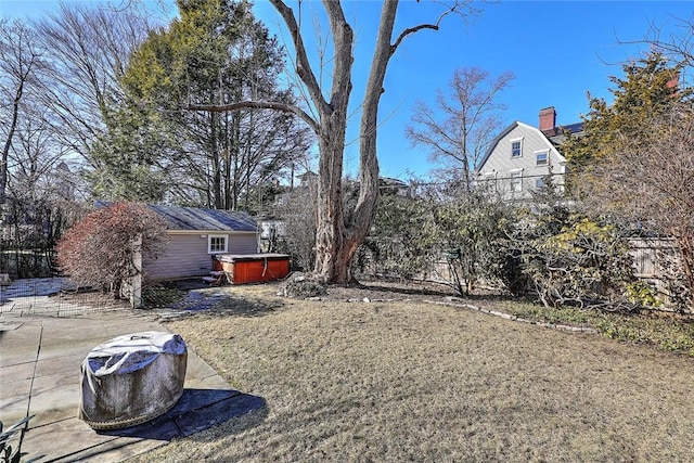 view of yard featuring a hot tub