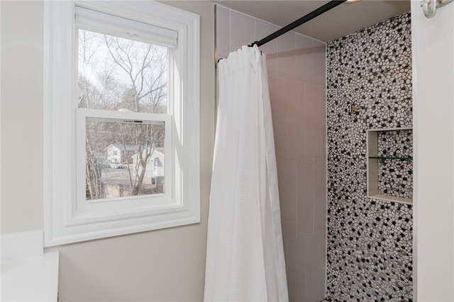 full bathroom featuring a tile shower