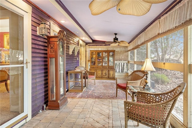 sunroom with ceiling fan