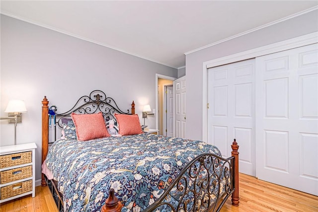 bedroom with ornamental molding, a closet, and light wood finished floors