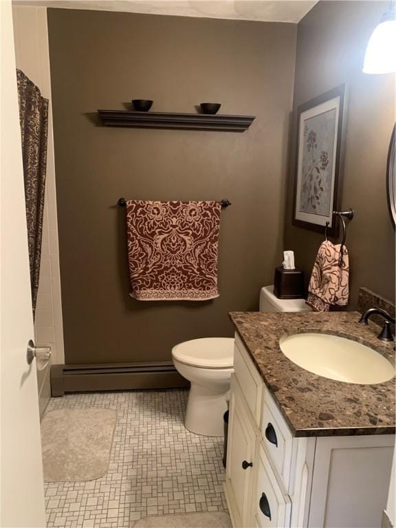 full bath with toilet, a shower with curtain, baseboard heating, and vanity